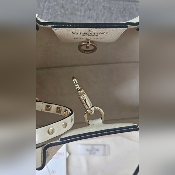 Valentino Garavani Rockstud Small East-West Leather Tote Bag Light Ivory - Picture 9 of 16